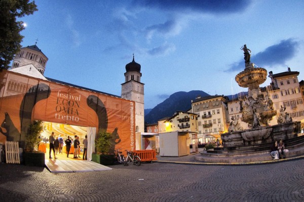 Colore Nella foto: campo base - la libreria del festival - gente Festival dell'Economia Piazza Duomo Trento, 31 maggio 2015 Foto Romano Magrone